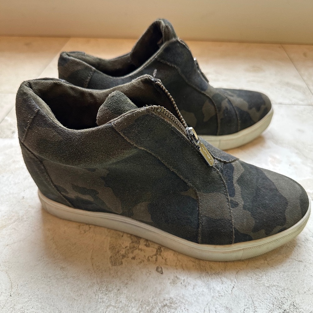 BLONDO Glenda Camo Green Waterproof Hidden Wedge Zip Sneakers Women's Size 8